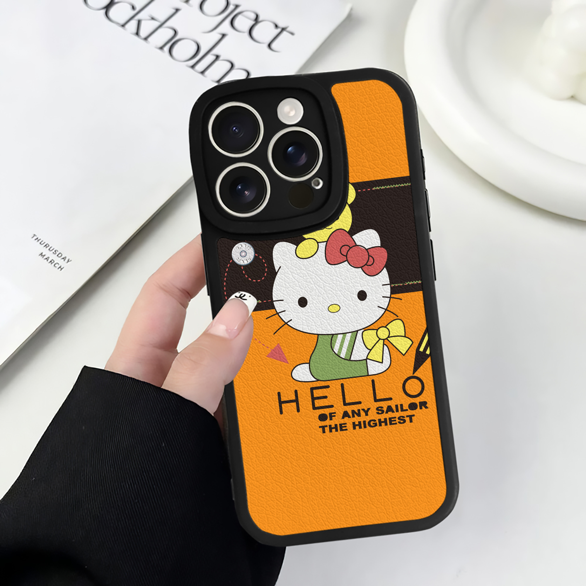 （画像用） Hello Kitty ハローキティ 【iPhone 16シリーズ対応】シリコンスマホケース（レザー調） 材質：シリコン